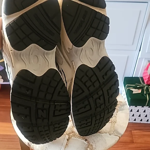 New Balance Men's Sneakers in Gray and Cream - Picture 4 of 9